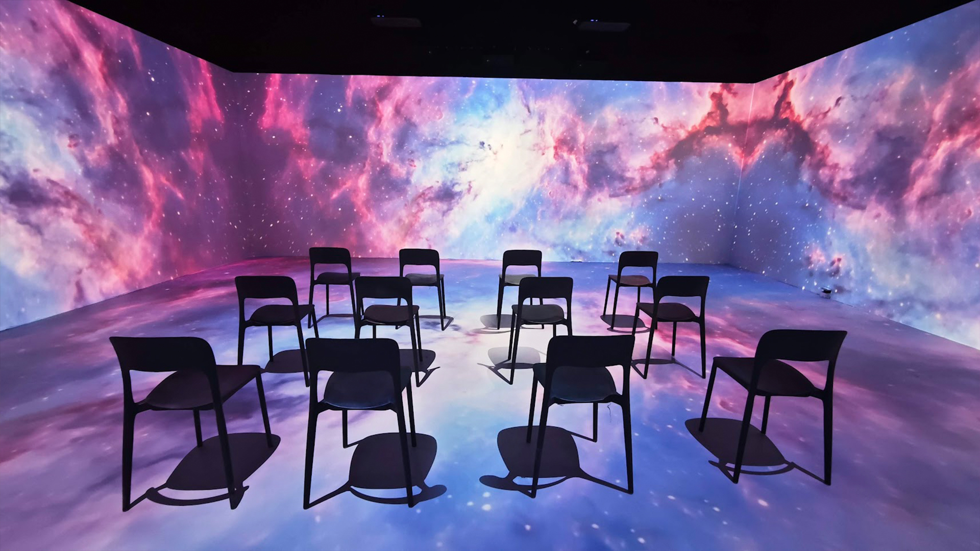 Proyecciones inmersivas en la sala de INMERSIVÄ Madrid